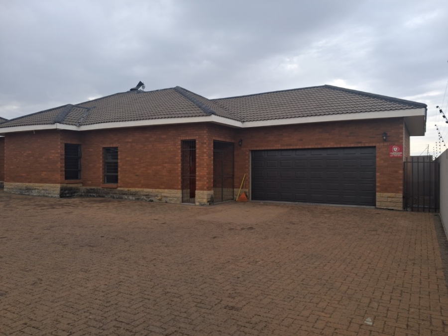 To Let 3 Bedroom Property for Rent in Hillside Free State